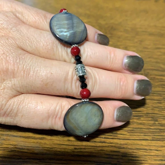 21286 Painted red stone and gray shell bracelet earring set. - Picture 5 of 8